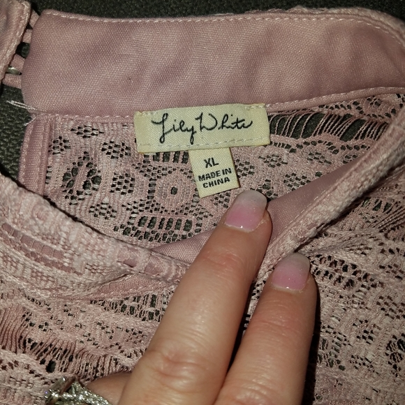 Sleeveless High neck lace Blouse - Picture 3 of 5